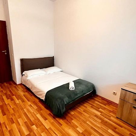 Otopeni Airport Apartment With Private Garden Exterior photo
