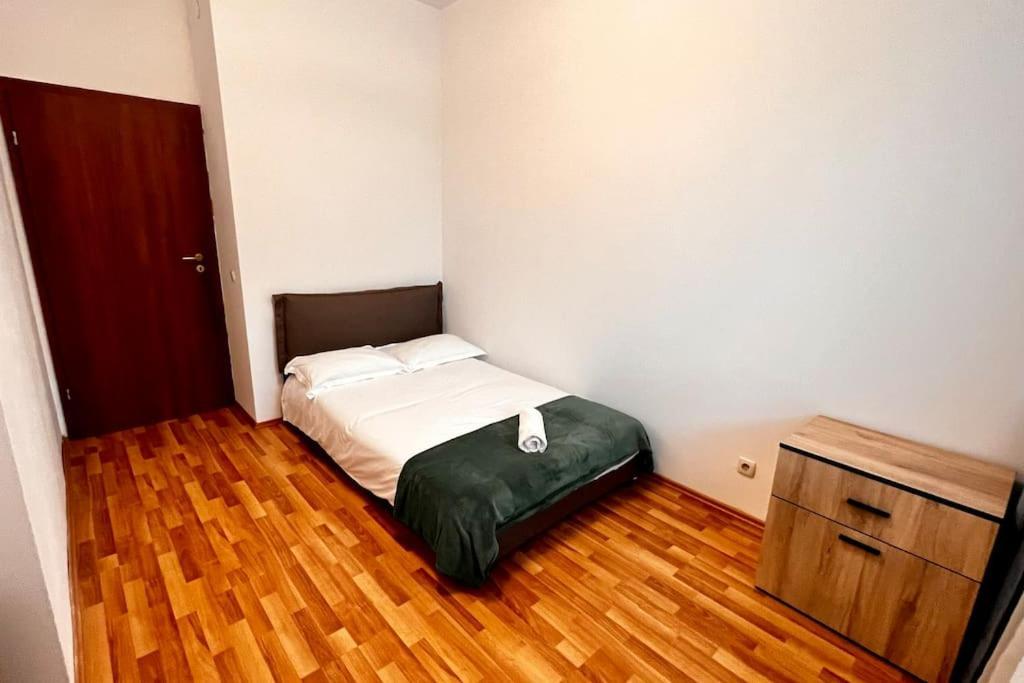 Otopeni Airport Apartment With Private Garden Exterior photo