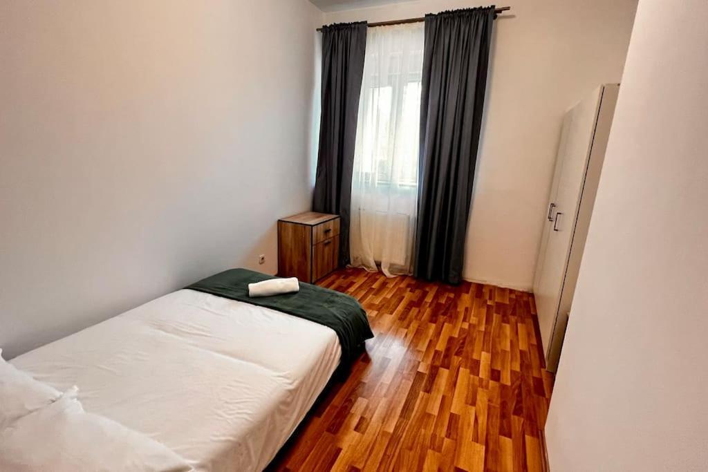 Otopeni Airport Apartment With Private Garden Exterior photo