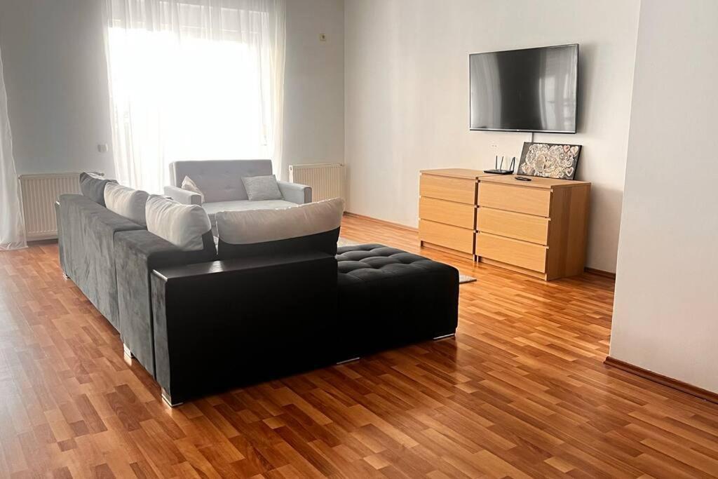 Otopeni Airport Apartment With Private Garden Exterior photo