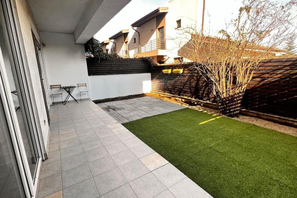 Otopeni Airport Apartment With Private Garden Exterior photo