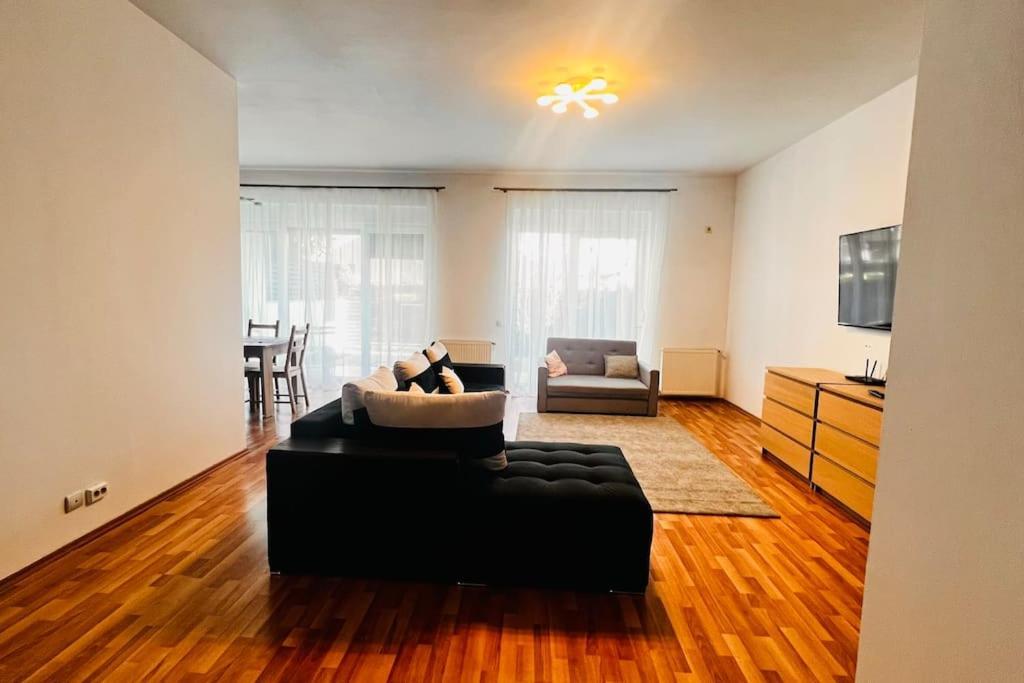 Otopeni Airport Apartment With Private Garden Exterior photo