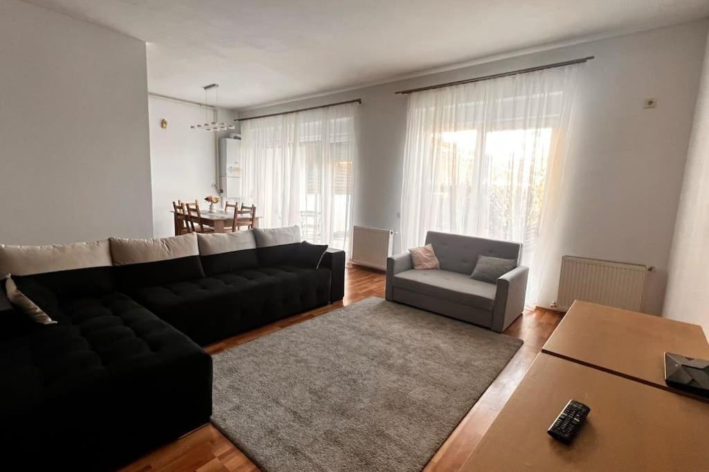 Otopeni Airport Apartment With Private Garden Exterior photo