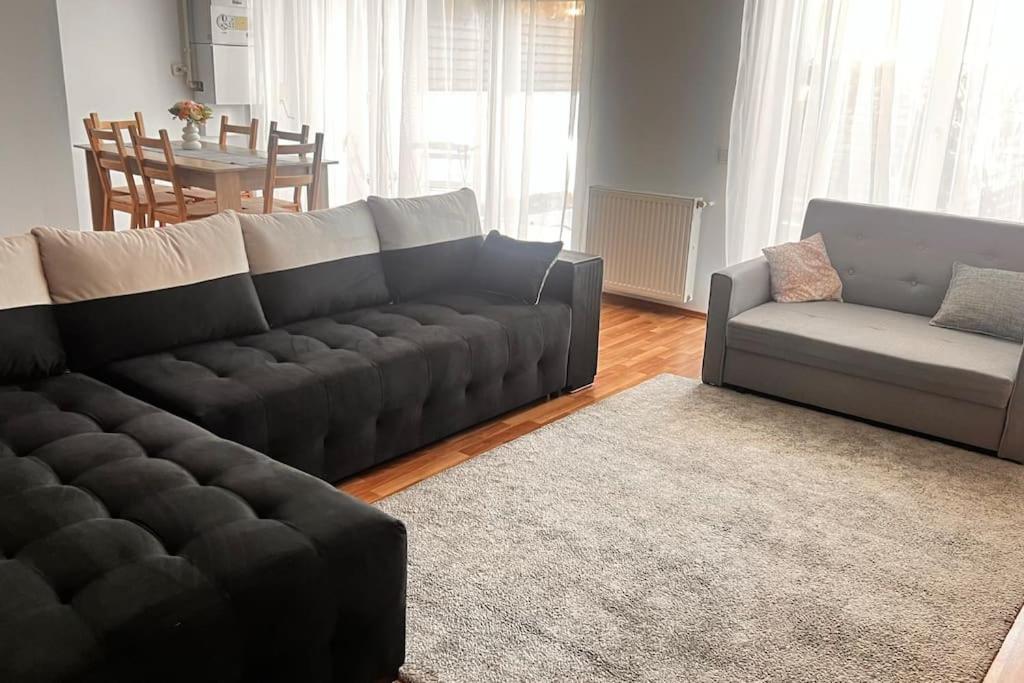 Otopeni Airport Apartment With Private Garden Exterior photo