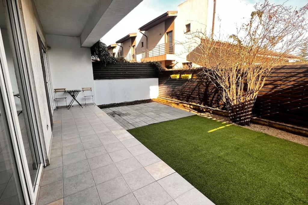 Otopeni Airport Apartment With Private Garden Exterior photo