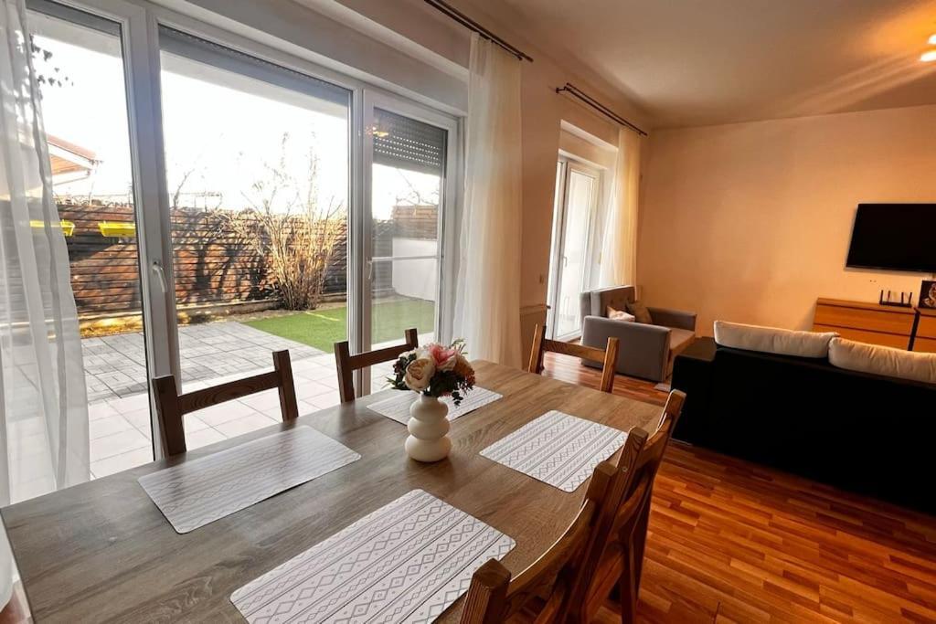 Otopeni Airport Apartment With Private Garden Exterior photo